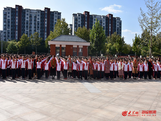 桓台一中附属学校举行纪念少先队建队70周年主题升旗仪式