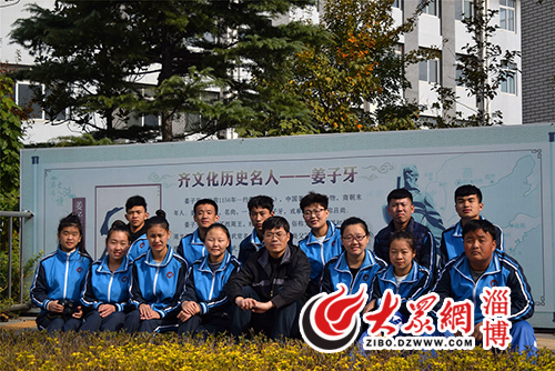 寻找镜头里的秋天 淄博市特教中心组织摄影特色活动