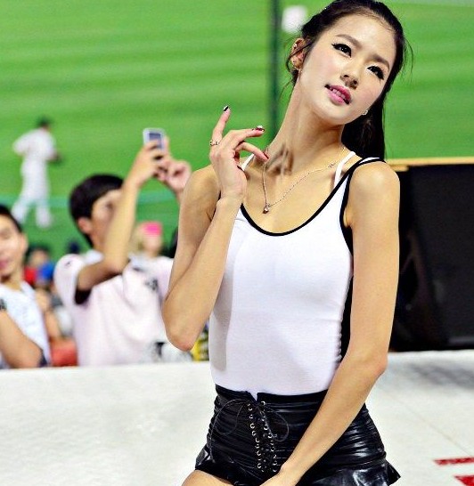 韩国棒球女神朴姬兰酷似刘亦菲 豹纹装跳热舞
