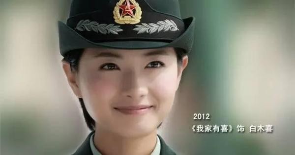 《我家有喜》里,万茜穿上军装演绎女教官白木喜,虽然留着短发看似