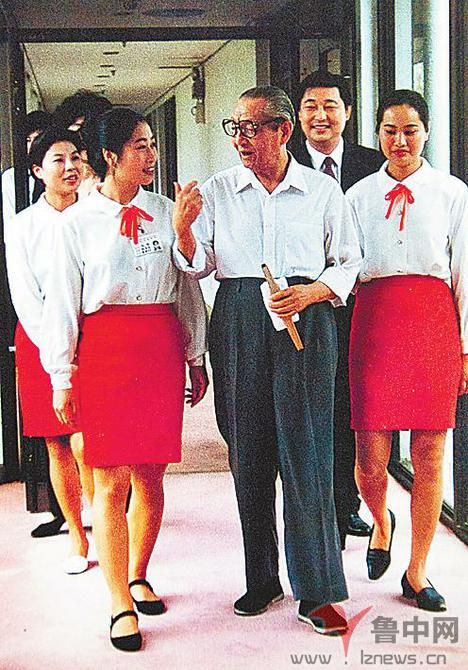 1995年10月,习仲勋和深圳迎宾馆工作人员在一起. 马杰 提供