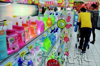 商场超市内洗手液品牌繁多,价格差异也很大.