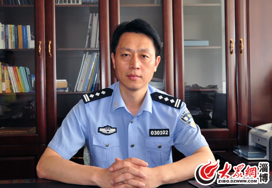 淄博市公安局临淄分局政委郑建波(曹亮 摄)