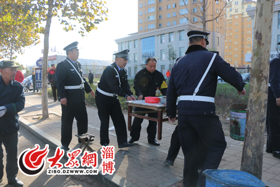 张店城管整治占道经营 1分钟开3份罚单