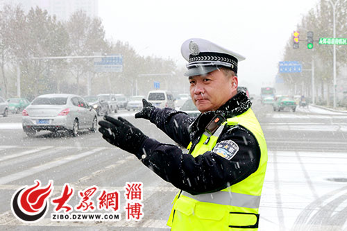 他们,是雪天最美的风景 淄博交警冒雪上路保安