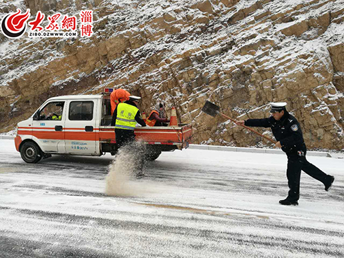 风雪中,淄博公安交警坚守在路上