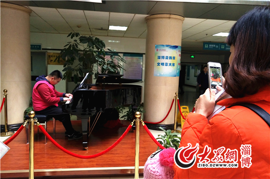 淄博中心医院把钢琴搬进门诊大厅 体现人性化