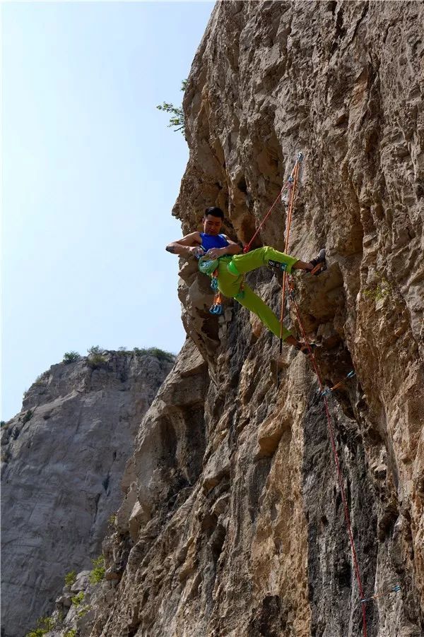 岩壁上的舞者全国冠军王清华挑战淄博北峪岩场