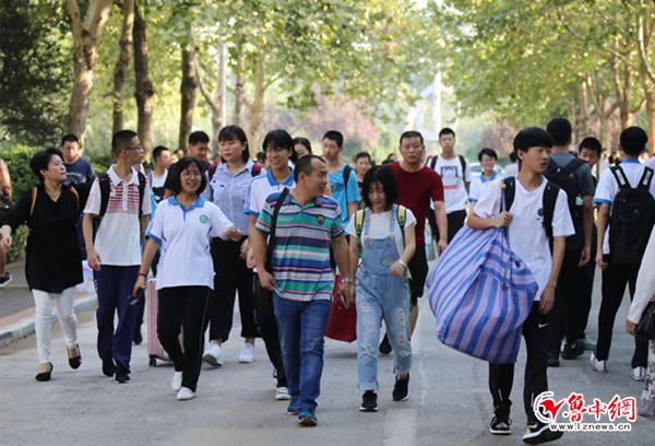 淄博实验中学学生开始报到.记者 曲心健 摄 责编:王盈盈