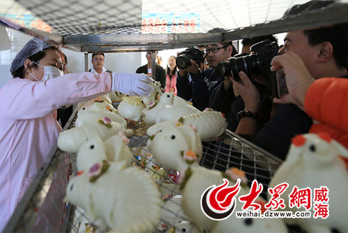 大家的目光被花饽饽吸引