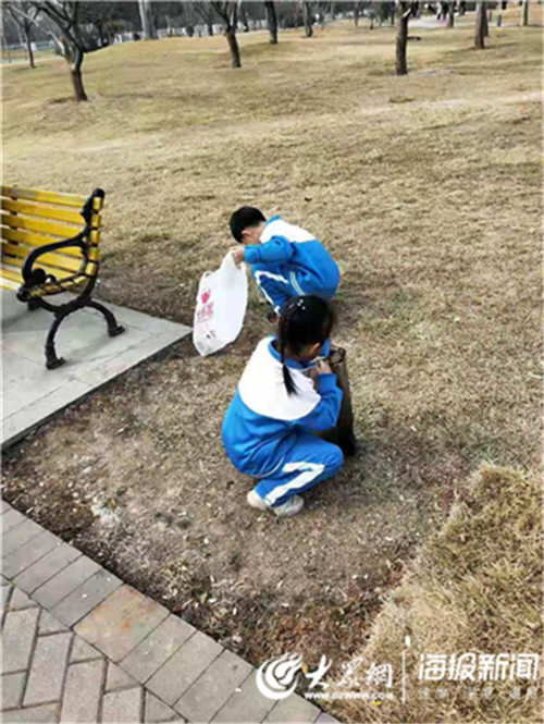 綠杉園小學開展學雷鋒活動學生走進公園撿垃圾護環境