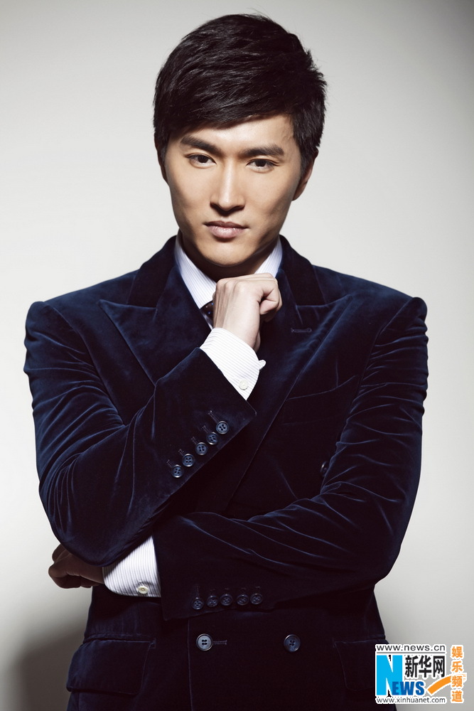 陆昱霖儒雅写真 西装革履大秀熟男潮范儿