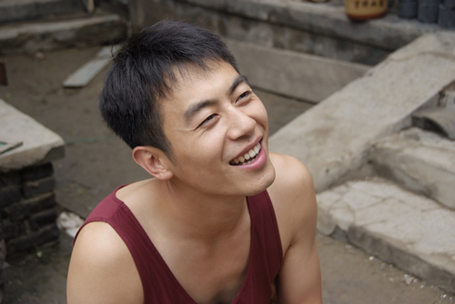 朱亚文正阳门下走进胡同演北京爷们很过瘾