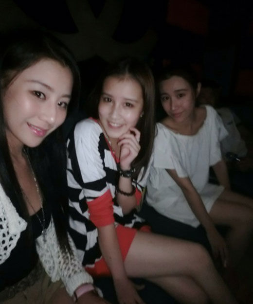 北影表演系美女新生自曝k歌照 合影竖中指显不雅