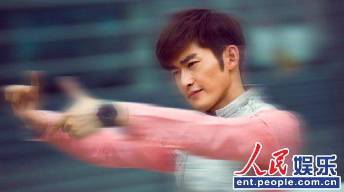 《华丽上班族》曝剧照 张翰上演喜感"萌呆男"